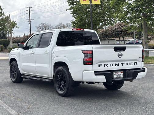 Glacier White 2024 Nissan Frontier SV