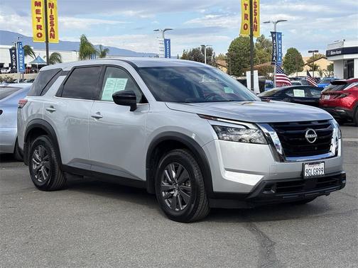 2023 Nissan Pathfinder S FWD
