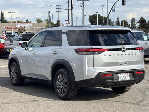 2023 Nissan Pathfinder S FWD