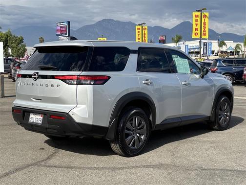 2023 Nissan Pathfinder S FWD