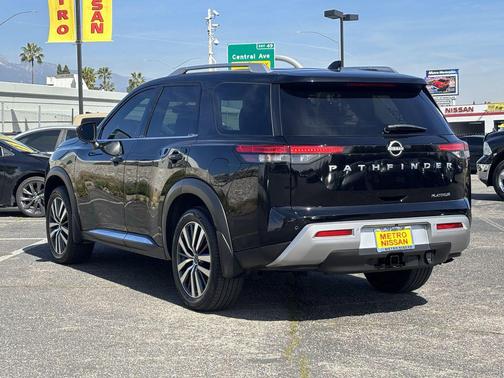 2022 Nissan Pathfinder Platinum 2WD
