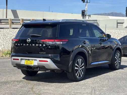 2022 Nissan Pathfinder Platinum 2WD
