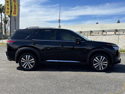 2022 Nissan Pathfinder Platinum 2WD