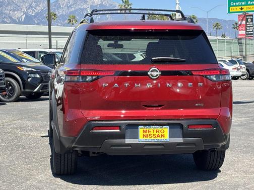 2026 Nissan Pathfinder SV