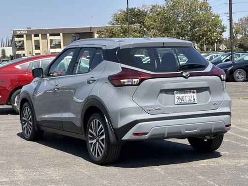 Boulder Gray Pearl 2024 Nissan Kicks SV