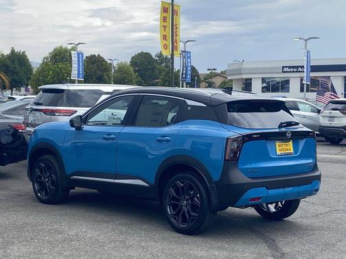 2025 Nissan Kicks SR