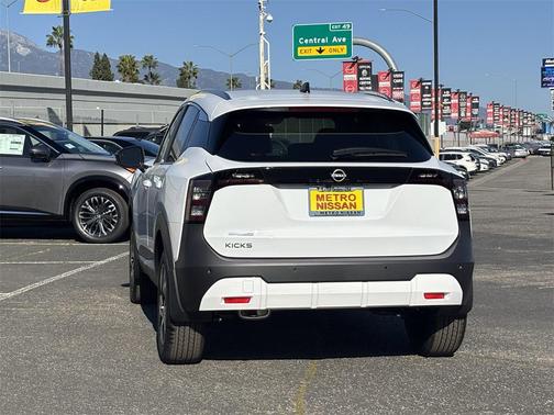 2026 Nissan Kicks SV