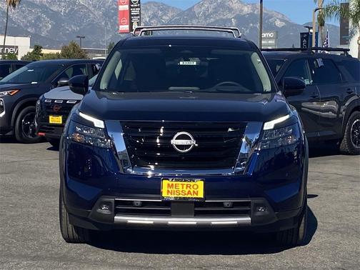 2025 Nissan Pathfinder Platinum FWD