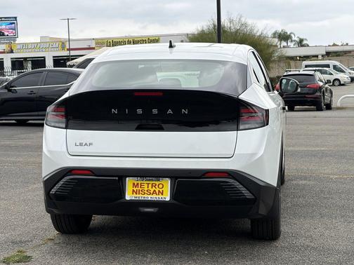 White Pearl 2026 Nissan Leaf SV+