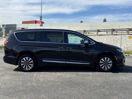 2023 Chrysler Pacifica Hybrid Limited