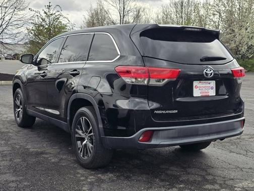 Midnight Black Metallic 2019 Toyota Highlander LE I4