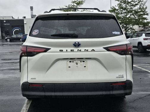 Blizzard Pearl 2021 Toyota Sienna XLE 7 Passenger