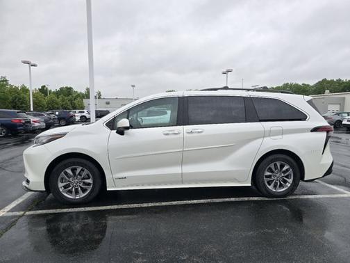 Blizzard Pearl 2021 Toyota Sienna XLE 7 Passenger