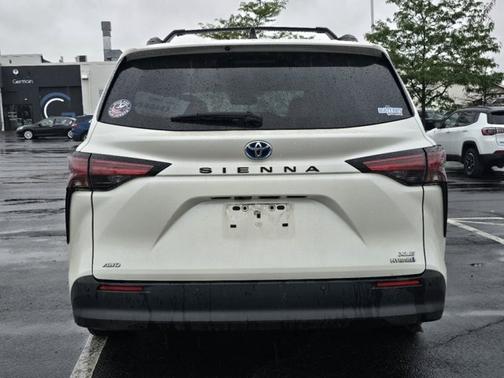 Blizzard Pearl 2021 Toyota Sienna XLE 7 Passenger