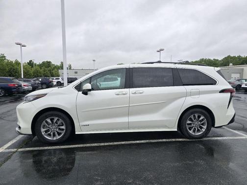 Blizzard Pearl 2021 Toyota Sienna XLE 7 Passenger