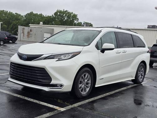 Blizzard Pearl 2021 Toyota Sienna XLE 7 Passenger