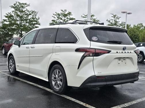 Blizzard Pearl 2021 Toyota Sienna XLE 7 Passenger