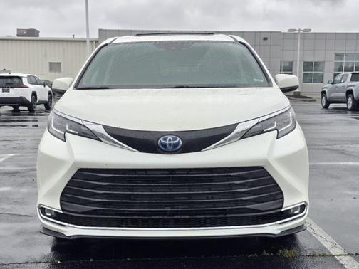 Blizzard Pearl 2021 Toyota Sienna XLE 7 Passenger