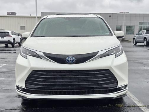 Blizzard Pearl 2021 Toyota Sienna XLE 7 Passenger