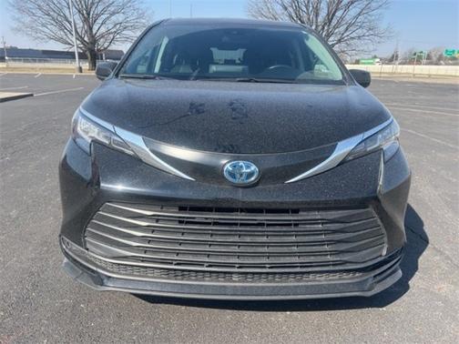 2022 Toyota Sienna LE