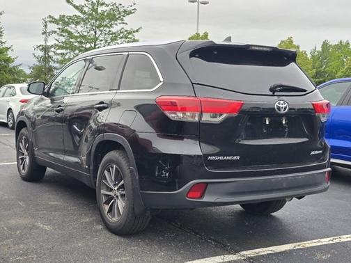 Midnight Black Metallic 2019 Toyota Highlander XLE
