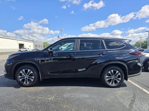 Midnight Black Metallic 2026 Toyota Highlander XLE