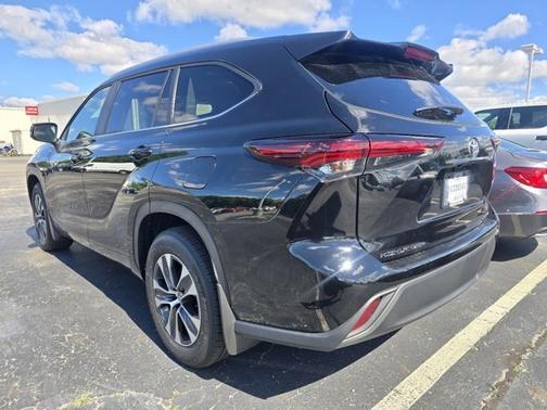 Midnight Black Metallic 2026 Toyota Highlander XLE