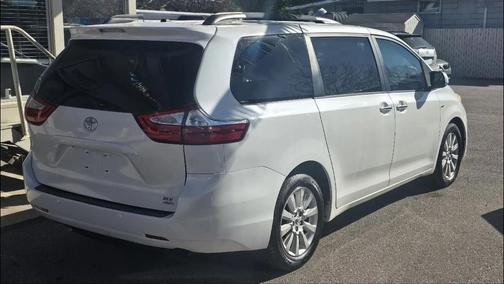 2017 Toyota Sienna XLE