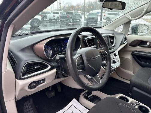 2022 Chrysler Voyager LX