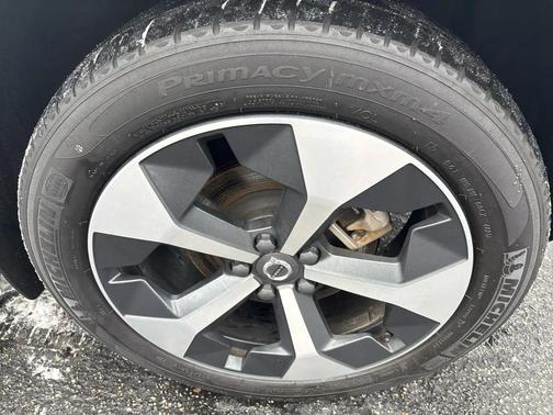 2024 Volvo XC40 B5 Plus Dark Theme