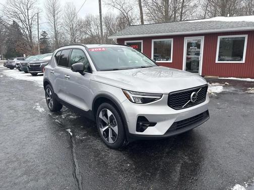 2024 Volvo XC40 B5 Plus Dark Theme