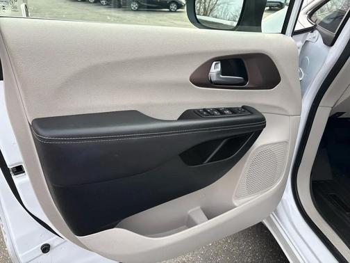 2024 Chrysler Voyager LX