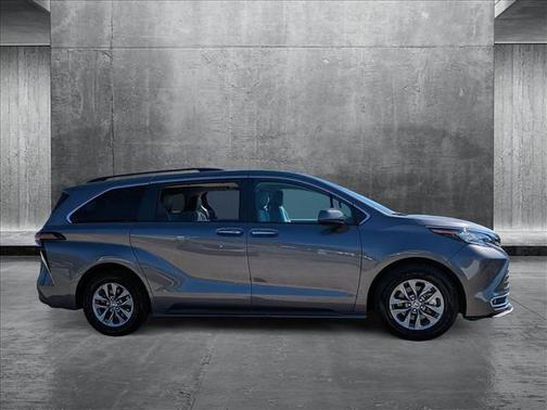 2023 Toyota Sienna XLE 8 Passenger