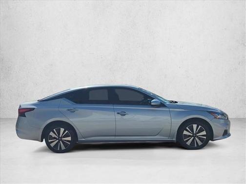 Brilliant Silver Metallic 2022 Nissan Altima 2.5 SV