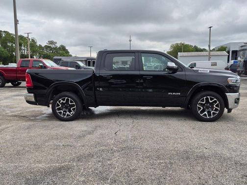 Diamond Black Crystal Pearlcoat 2026 RAM 1500 Laramie