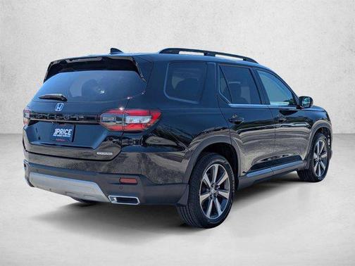 Crystal Black Pearl 2023 Honda Pilot Touring 8-Passenger