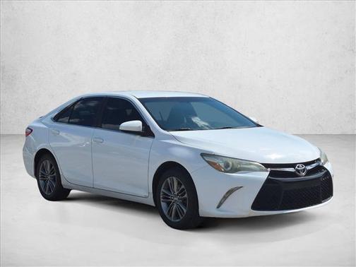Super White 2016 Toyota Camry SE