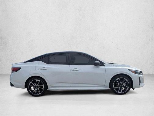 Aspen White Tricoat/Super Black 2024 Nissan Sentra SR