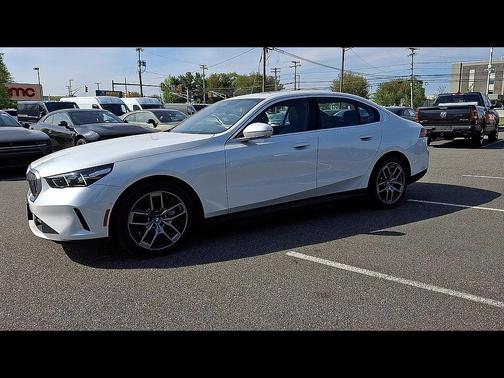Mineral White Metallic 2025 BMW i5 xDrive40