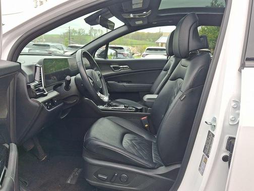 Glacial White Pearl 2024 Kia Sportage X-Line