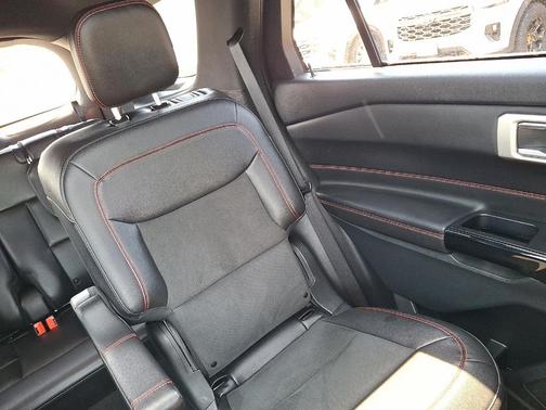 AGATE BLACK METALLIC 2023 Ford Explorer ST-Line