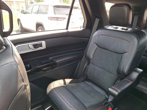 AGATE BLACK METALLIC 2023 Ford Explorer ST-Line