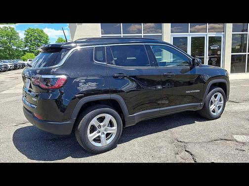 Diamond Black Crystal Pearlcoat 2023 Jeep Compass Latitude