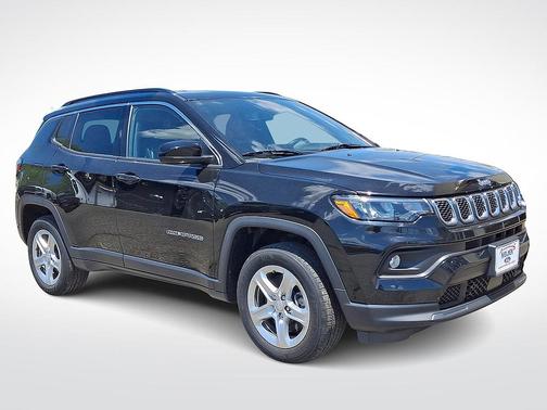 Diamond Black Crystal Pearlcoat 2023 Jeep Compass Latitude