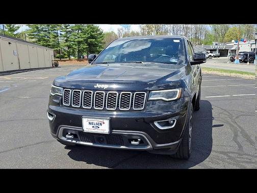 Diamond Black Crystal Pearlcoat 2018 Jeep Grand Cherokee Sterling Edition