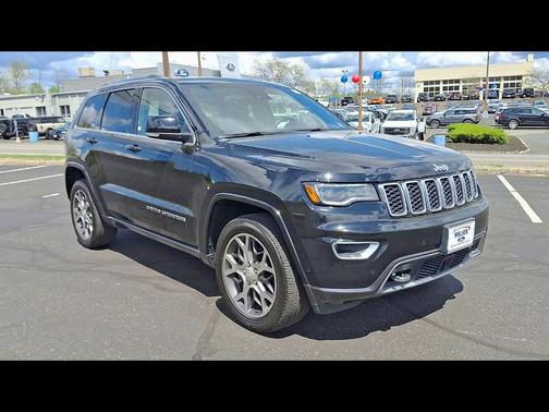 Diamond Black Crystal Pearlcoat 2018 Jeep Grand Cherokee Sterling Edition