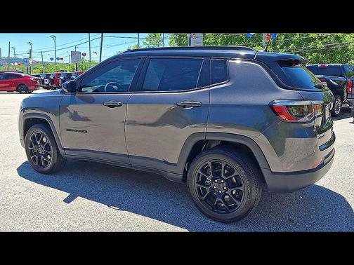 Granite Crystal Metallic Clearcoat 2023 Jeep Compass Latitude