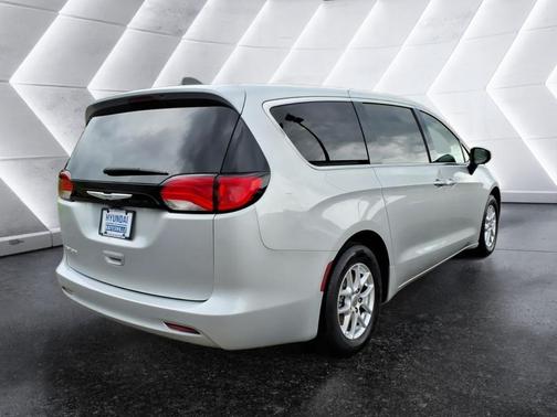 Silver Mist Clearcoat 2022 Chrysler Voyager LX