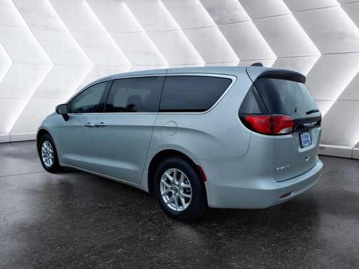 Silver Mist Clearcoat 2022 Chrysler Voyager LX