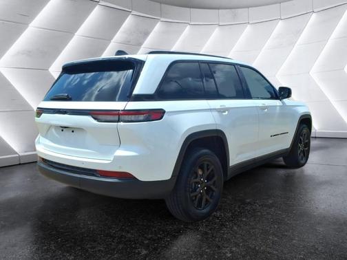 Bright White Clearcoat 2024 Jeep Grand Cherokee Laredo